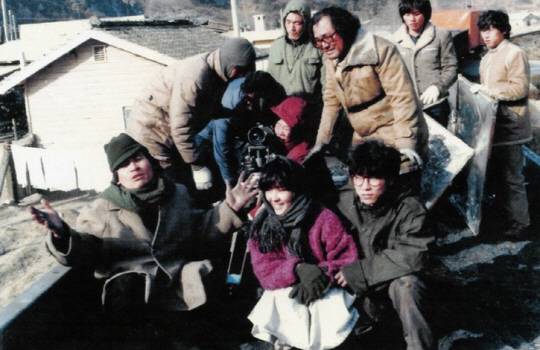 ‘고래사냥’의 촬영현장으로 배창호 감독이 배우들에게 촬영 동선 및 연기 지도를 하는 장면.