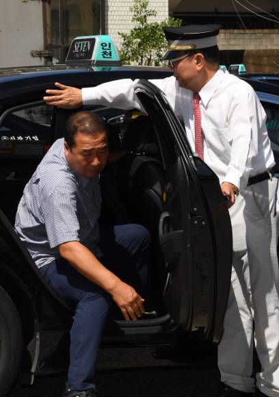 친절을 사명이라 생각하는 신광택시 이해영 대표가 인천 가좌동 차고지에서 친절서비스의 대명사인 일본 MK택시의 도어 개폐법을 교육하고 있다.