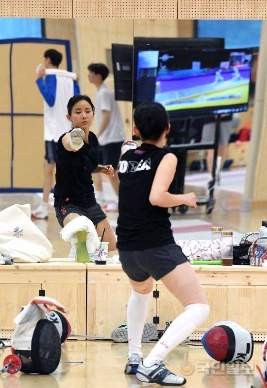 남현희가 지난달 10일 충북 진천 국가대표 선수촌에서 거울을 보며 동작을 확인하고 있다. 진천=윤성호 기자