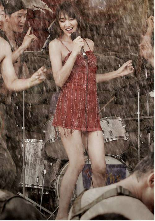 월남으로 파병된 남편을 찾기 위해 위문단에 들어간 부인의 이야기를 다룬 영화 '님은 먼 곳에'의 한 장면.