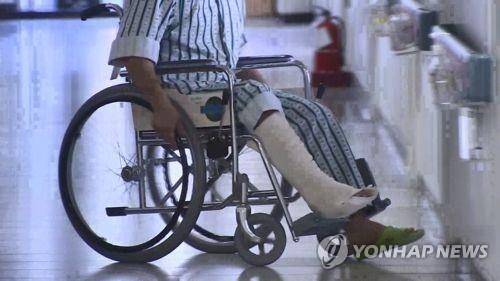 군 병원 휠체어[연합뉴스TV 제공]