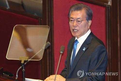 문 대통령, 국회 시정연설 [자료사진] (서울=연합뉴스) 홍해인 기자 = 문재인 대통령이 1일 오전 서울 여의도 국회 본회의장에서 내년도 예산안 국회 본회의 상정에 따른 시정연설을 하고 있다. 2017.11.1      hihong@yna.co.kr  (끝)