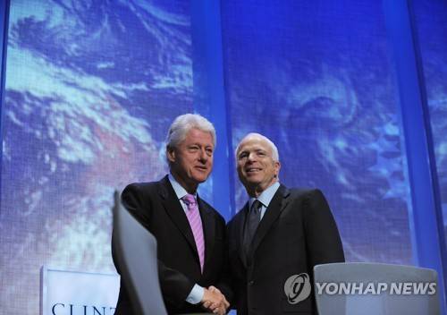 2008년 공화당 대선후보 시절 매케인 의원과 빌 클린턴 전 대통령이 악수하는 모습 [AFP=연합뉴스 자료사진]