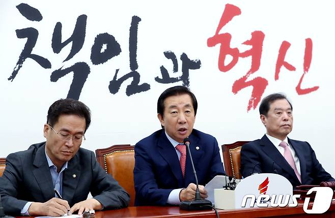 김성태 자유한국당 원내대표가 27일 오전 서울 여의도 국회 당 대회의실에서 열린 비상대책위원회의에서 모두발언을 하고 있다. 2018.8.27/뉴스1 © News1 박정호 기자