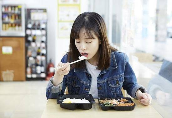 ‘혼밥’이 일상이 되면서 한끼를 간단하게 해결하는 간편식을 사먹는 사람이 늘고 있다. 이에 따른 영양 불균형이 심해지면서 식약처는 간편식에 영양성분 표시를 도입하기로 했다. / 조선DB