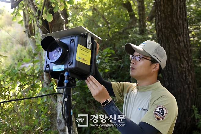 지난 21일 지리산국립공원남부사무소 신창근 주임이 노고단의 기후변화 관측카메라를 점검하고 있다.정지윤기자