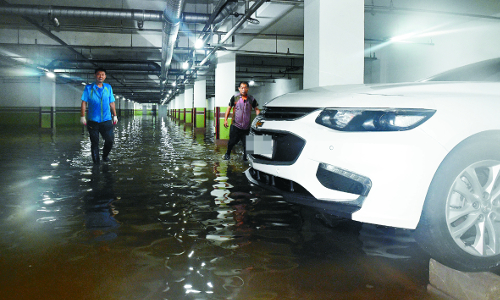 대전지역에 오전 4시58분부터 5시57분까지 1시간 동안 65.3㎜의 비가 쏟아진 28일 유성구 전민동의 한 아파트 관리원들이 침수된 지하주차장을 살펴보고 있다. 뉴시스