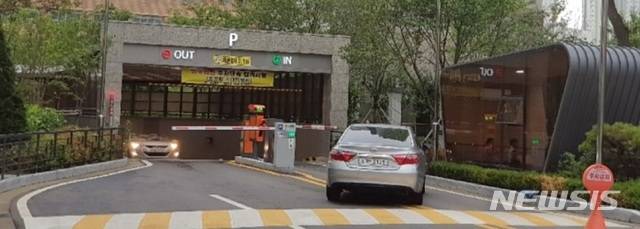 【인천=뉴시스】 이정용 기자 = 인천 송도국제도시의 한 아파트 지하주차장 입구를 차량으로 막은 모습. 2018.08.28.(사진=독자 제공)stay@newsis.com