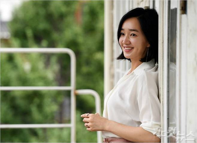 영화 '상류사회'에서 미술관 부관장 오수연 역을 맡은 배우 수애가 23일 오후 서울 종로구 한 카페에서 CBS노컷뉴스와 인터뷰 전 포즈를 취하고 있다. (사진=황진환 기자/자료사진)