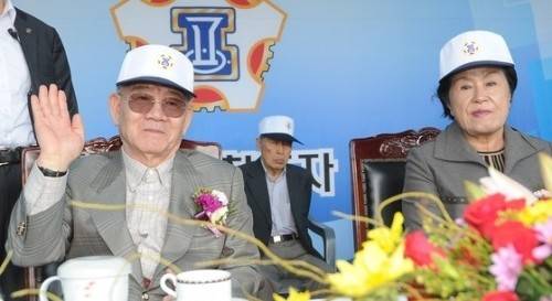 2015년 10월11일 대구공고 총동문회 체육대회에 참석한 전두환 전 대통령 내외. 뉴스1