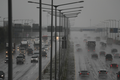 전국적으로 비가 내리는 28일 오후 경기도 고양시 자유로에서 차량이 빗속을 달리고 있다. 연합