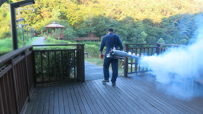 직접 연무기를 매고 방역 작업에 나서는 오규석 군수 ⓒ 기장군