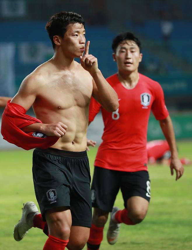 27일 오후(현지시간)인도네시아 자와바랏주 브카시의 패트리엇 스타디움에서 열린 2018 자카르타-팔렘방 아시안게임(AG) 남자 축구 8강 우즈베키스탄과의 경기에서 연장 후반 황희찬이 결승골인 패널티킥을 성공시킨 뒤 손가락을 입에 가져다 대고 있다. 연합뉴스