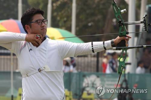 '냉정한 금빛 조준' (자카르타=연합뉴스) 김주성 기자 = 28일 오후(현지시간) 인도네시아 자카르타 겔로라 붕 카르노(GBK) 양궁장에서 열린 2018 자카르타·팔렘방 아시안게임 양궁 리커브 남자 개인 결승 한국의 김우진 대 이우석 경기에서 김우진이 금빛 과녁을 조준하고 있다.     utzza@yna.co.kr  (끝)