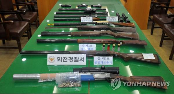 (화천=연합뉴스) 강원 화천경찰서는 불법 총기류를 유통·소지한 일당 7명을 붙잡아 총포·도검·화약류 등의 안전관리에 관한 법률 위반 등 혐의로 1명을 구속하고 6명을 불구속했다고 27일 밝혔다. 경찰은 엽총 1정, 불법개조 총기 1정, 무허가 공기총 11정과 실탄 50발을 압수했다. 사진은 압수한 총기와 실탄.2017.9.27 [화천경찰서 제공=연합뉴스]