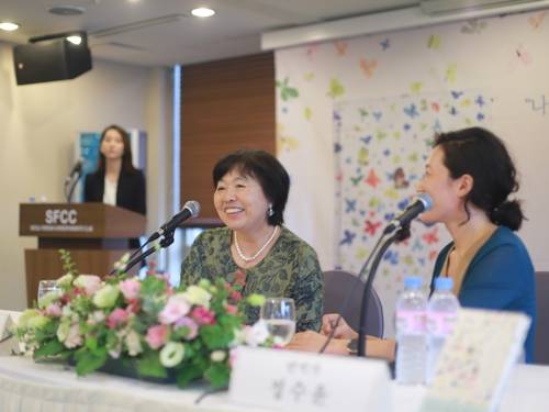 일본 소설가 와카타케 지사코(64)가 데뷔작 '나는 나대로 혼자서 간다' 출간을 기념해 29일 한국프레스센터에서 연 기자간담회에서 작품을 소개하고 있다. [토마토출판사 제공]