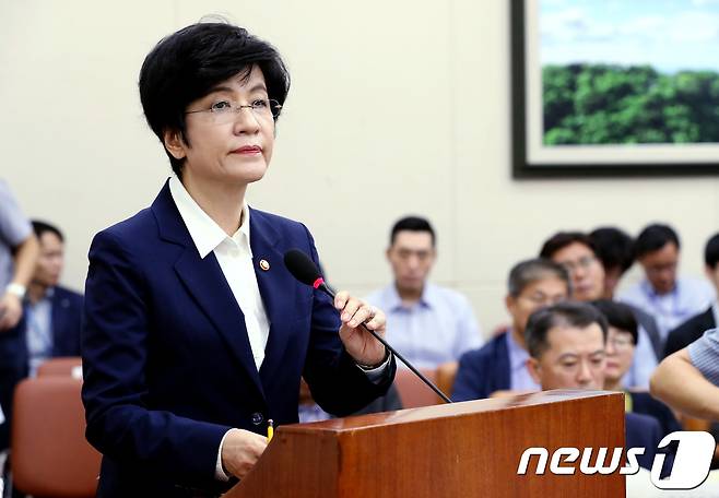김영주 고용노동부 장관이 28일 오후 서울 여의도 국회에서 열린 환경노동위원회 전체회의에서 정부제출 법률안에 대한 제안설명을 하고 있다. 2018.8.28/뉴스1 © News1 박정호 기자