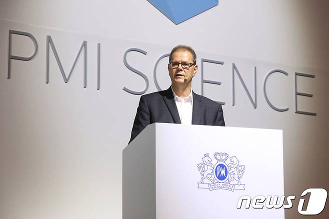 PMI과학연구 최고책임자인 마누엘 피취 박사가 30일 오전 서울 소공동 롯데호텔에서 필립모리스의 궐련형 전자담배 증기와 일반담배 연기의 폐암 발생 영향 비교 연구결과를 발표하고 있다.2018.8.30/뉴스1 © News1 이광호 기자