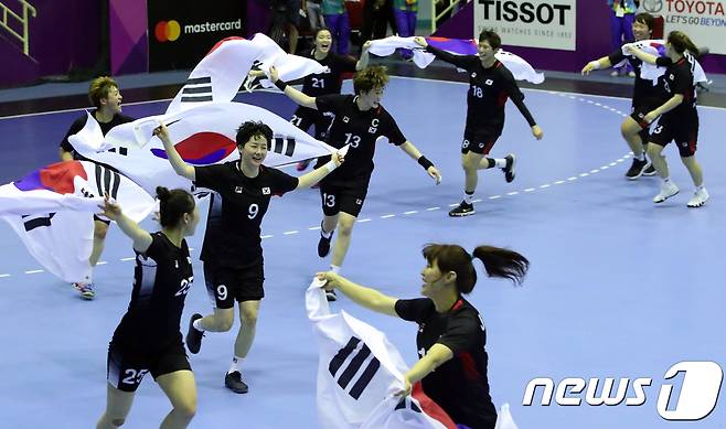 30일 인도네시아 자카르타 포키 찌부부르 경기장에서 열린 2018 자카르타-팔렘방 아시안게임 여자 핸드볼 결승 대한민국과 중국의 경기에서 승리한 후 선수들이 태극기 세러머니를 하고 있다. 2018.8.30/뉴스1 © News1 김명섭 기자