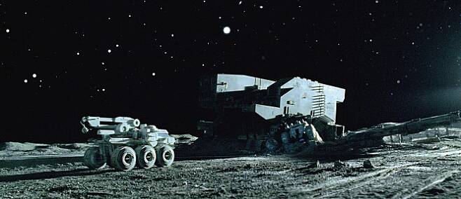 헬륨-3와 같은 자원을 채굴하기 위해 달 표면을 탐사하는 과정을 그린 영화 ‘더 문(The Moom)’ - 더 문 제공