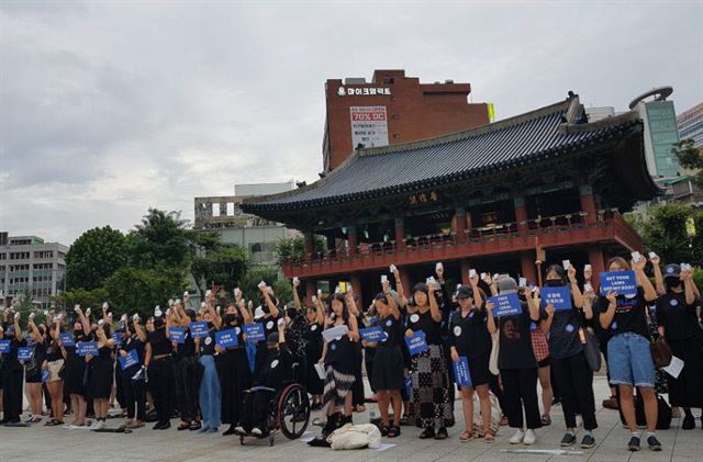 26일 서울 종로구 보신각 앞에서 낙태죄 폐지를 요구하는 여성 125명이 경구용 자연유산 유도약인 '미프진'을 복용하는 퍼포먼스를 하고 있다. 연합뉴스