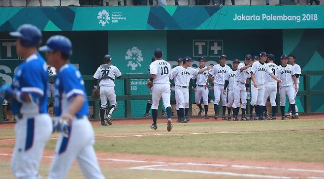 30일 오후 (현지시간) 인도네시아 자카르타 겔로라 붕 카르노(GBK) 야구장에서 열린 2018 자카르타-팔렘방 아시안게임 슈퍼라운드한국과 일본의 경기.2회초 2사 때 황재균이 유격수 플라이 아웃으로 물러난 뒤 일본 벤치의 선수들이 서로를 격려하고 있다. 연합뉴스
