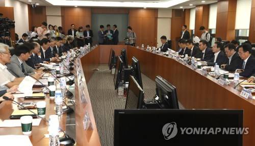 발언하는 김용범 금융위 부위원장 (서울=연합뉴스) 정하종 기자 = 김용범 금융위원회 부위원장이 30일 오전 서울 영등포구 한국거래소에서 열린 '제약ㆍ바이오업계 간담회'에서 발언하고 있다.     chc@yna.co.kr  (끝)