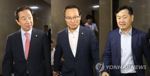 법안 처리 조율 위해 한자리에 모이는 3당 원내대표들 (서울=연합뉴스) 하사헌 기자 = 국회 본회의가 예정된 30일 자유한국당 김성태 원내대표(왼쪽부터), 더불어민주당 홍영표 원내대표, 바른미래당 김관영 원내대표가 쟁점 법안 처리를 조율하기 위해 국회 원내대표실로 모이고 있다. 2018.8.30      toadboy@yna.co.kr  (끝)