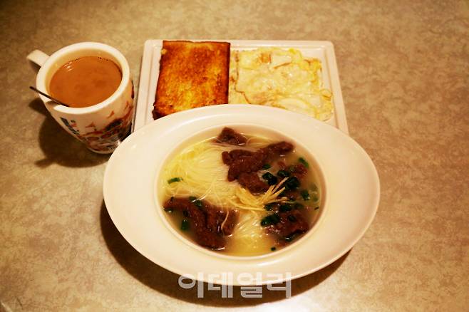 차찬텡은 차와 음식을 내는 ‘작은 점포’라는 뜻으로 늘 바쁜 홍콩인이 두 가지 음식을 한번에 즐길 수 있는 곳이다. 특이한 점은 밀크티와 토스트, 중국식 국수를 곁들여 먹는 다는 점이다. 홍콩의 문화를 고스란히 담고 있는 음식문화이다.