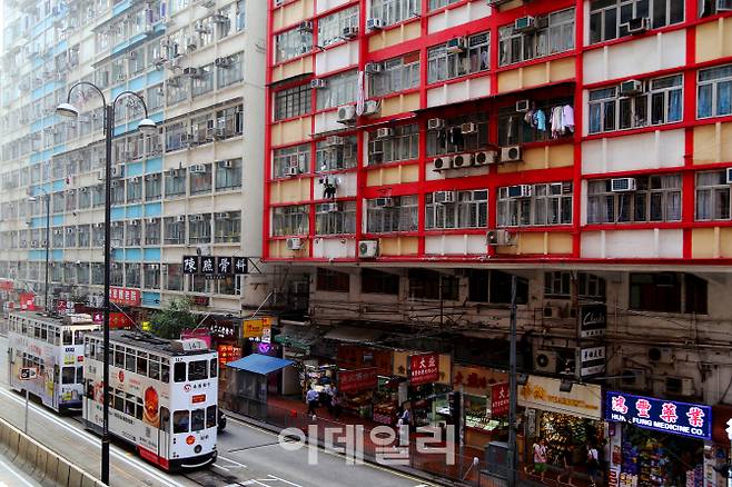 홍콩 노스포인트 도로변으로 트램이 지나가고 있다. 도로 옆으로는 홍콩의 전형적인 아파트들이 빼곡히 들어서 있다. 건물과 건물을 블록처럼 이어 붙인 그곳은 해가 중천에 뜨기 전에는 어둠만 흐르는 홍콩의 민낯이다.