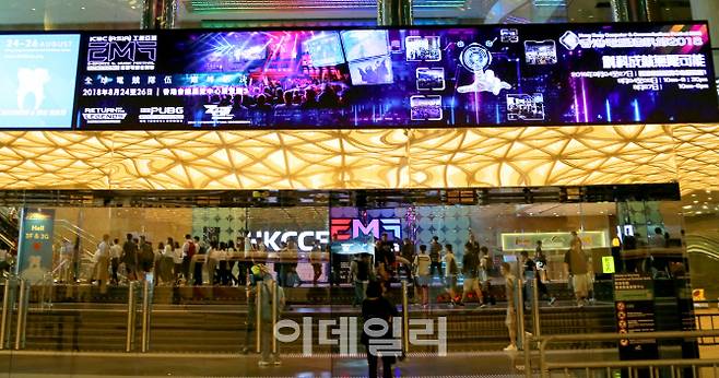 홍콩 컨벤션 센터에서 올해로 2회째 열린 게임과 음악애호가들의 축제 ‘EMFHK 2018’. 홍콩은 천연관광자원의 명백한 한계로 인해 다양한 이벤트로 관광객을 끌어들이고 있다.