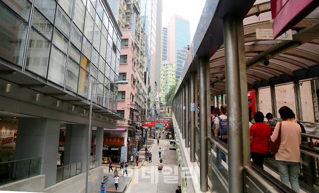 홍콩 센트럴과 미드레벨을 잇는 ‘미드레벨 에스컬레이터. 세계 최장의 옥외 에스컬레이터로 기네스북에 올라가 있다. 할리우드로드와 캣스트리트, 소호거리 등 관광지를 지난다. 왕가위 감독의 중경삼림(1994), 크리스토퍼 놀란 감독의 다크나이트(2008) 등의 영화 촬영지로 유명하다.