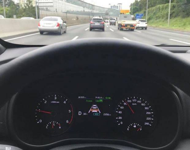 고속도로 주행보조 기능이 실행된 스포티지 더 볼드 클러스터 (사진=지디넷코리아)