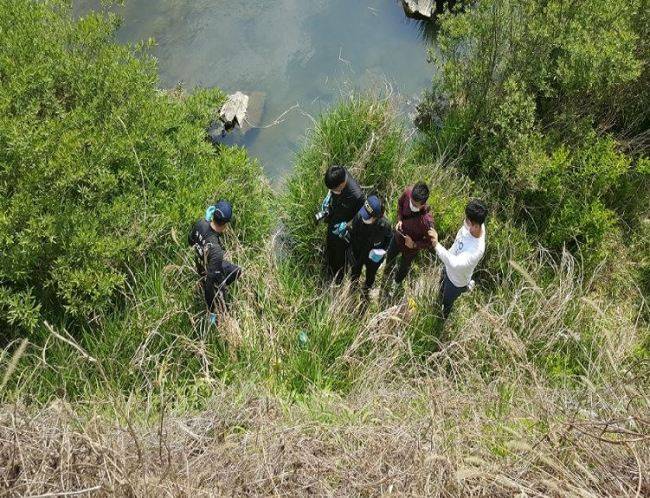5월 11일 경기도 포천에서 서울로 나가는 도로 부근 물가에서 범행도구와 유 씨의 유품이 발견됐다. [서울지방경찰청 형사과 제공]