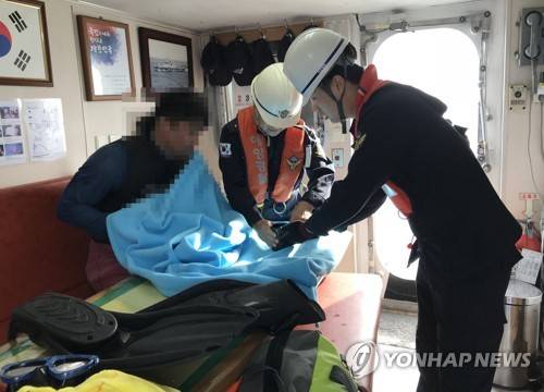 실종 만 하루 만에 구조된 다이버 (울산=연합뉴스) 31일 울산해양경찰서는 지난 30일 부산 앞바다에서 실종된 다이버 진모씨를 만 하루 만에 어선이 구조했다고 밝혔다. 구조된 진씨가 해경에 의해 병원으로 이송되고 있다.  [울산해양경찰서 제공]      yongtae@yna.co.kr  (끝)