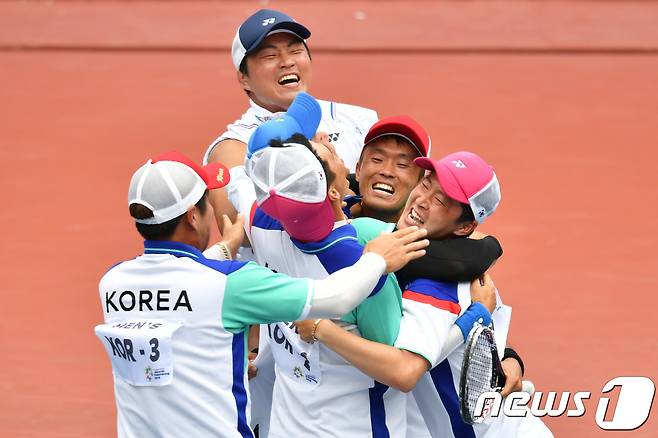 남자 정구대표팀이 1일 2018 자카르타-팔렘방 아시안게임 단체전 금메달을 따낸 뒤 기뻐하고 있다. © AFP=News1