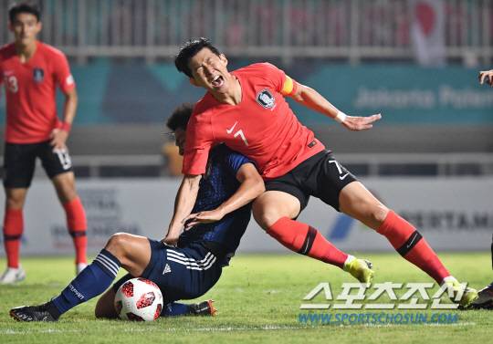 1일 오후 인도네시아 보고르 파칸사리 스타디움에서 '2018 자카르타 팔렘방 아시안게임' 남자 축구 결승전 한국과 일본의 경기가 열렸다. 손흥민이 일본의 태클에 넘어지고 있다.  보고르(인도네시아)=김경민 기자 kyungmin@sportschosun.com /2018.09.01/