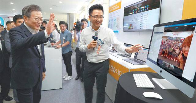 문재인 대통령이 31일 경기 성남시 판교 스타트업 캠퍼스에서 열린 데이터 경제 활성화 규제혁신 현장 방문 행사에서 화상회의 시스템을 제공하는 한 클라우드 업체 직원들과 모니터를 통해 인사하고 있다. 성남=청와대사진기자단