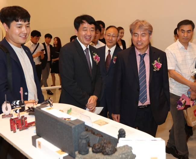 안영배(왼쪽 두번째) 한국관광공사 사장과 진옥섭 문화재재단 이사장이 새로 진열된 관광기념품들을 살펴보고 있다.