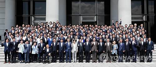 당·정·청 함께 파이팅! (서울=연합뉴스) 황광모 기자 = 문재인 대통령과 더불어민주당 이해찬 대표를 비롯한 의원단, 이낙연 국무총리와 국무위원들이 1일 오전 청와대 영빈관에서 열린 당·정·청 전원회의를 마친 뒤 기념 촬영을 하고 있다. 2018.9.1     hkmpooh@yna.co.kr  (끝)