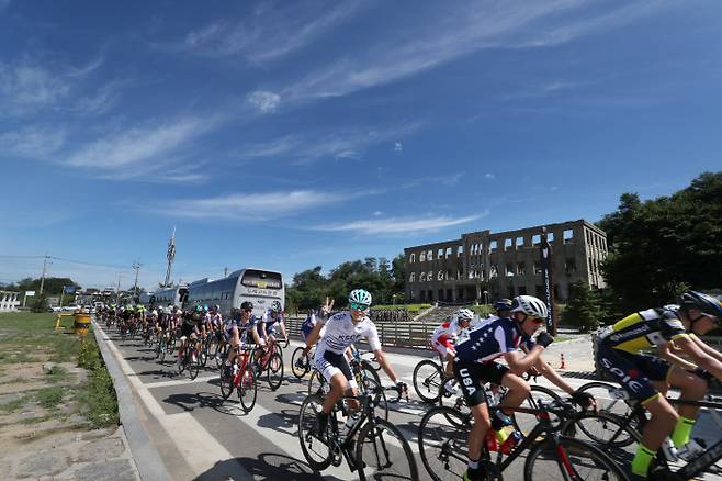 2일 투르 드 디엠지(Tour de DMZ) 2018 국제자전거 대회 참가 선수들이 강원도 철원군 중부전선 비무장지대(DMZ) 인근 노동당사 앞을 질주하고 있다. 연합뉴스