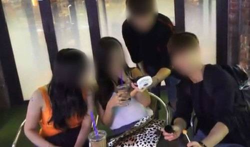 서울 번화가에서 이뤄진 일명 ‘헌팅 방송’의 한 장면. 유튜브 영상 캡처