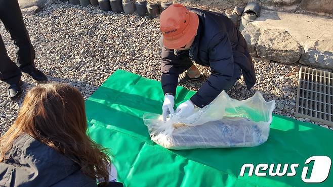 453년 전 무덤에서 발견된 퇴계 이황 선생 친필 만장(한국국학진흥원 제공) © News1