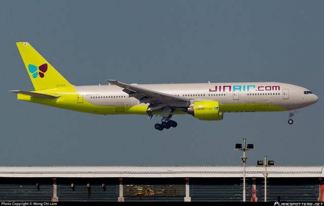 국내 저가항공사 비행기 중 최초로 CAT-IIIb 등급을 받은 진에어 보잉 777 항공기(HL7743). Planespotters.Net