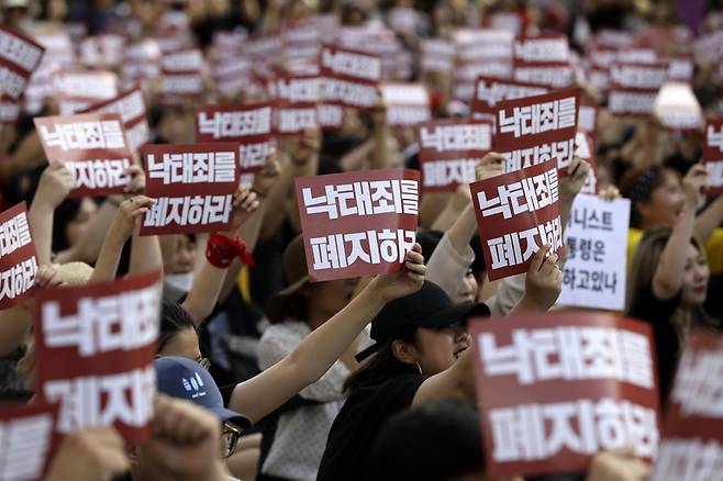 ‘모두를 위한 낙태죄 폐지 공동행동’을 비롯한 71개 단체가 지난 7월7일 오후 서울 종로구 광화문광장에서 낙태죄 위헌 결정과 낙태죄 폐지를 촉구하는 전국총집중집회를 하고 있다. 김명진 기자 littleprince@hani.co.kr