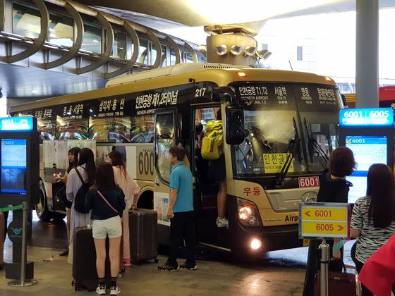 서울과 인천공항을 오가는 서울 공항버스의 요금이 다른 지역 공항버스에 비해 지나치게 비싸다는 지적이 잇따른다. 여행객들이 인천공항에서 줄을 서서 서울 공항버스를 타고 있다. 함종선 기자