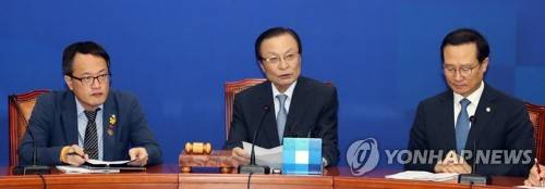 발언하는 이해찬 대표 (서울=연합뉴스) 최재구 기자 = 더불어민주당 이해찬 대표가 3일 국회에서 열린 최고위원회의에서 발언하고 있다.       jjaeck9@yna.co.kr  (끝)