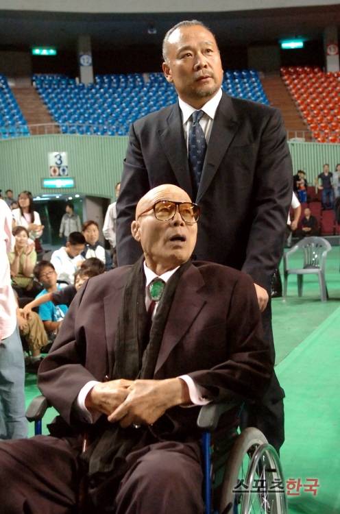 김일 선생의 휠체어를 끌던 이왕표. 스포츠코리아 제공