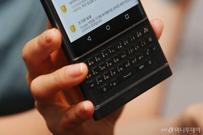 안드로이드 스마트폰 '프리브 바이 블랙베리'(PRIV by BlackBerry) /사진=이동훈 기자