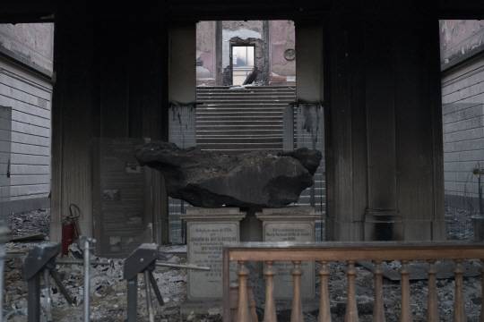 살아남은 대형 운석 : 화마에 휩싸였던 브라질 리우데자네이루 브라질국립박물관에 전시됐던 벤데고 운석 조각이 새까맣게 그을린 채 전시실에 놓여 있다. 무게 5.3t의 이 운석은 브라질에서 발견된 것 중 가장 큰 크기다.  AP 연합뉴스